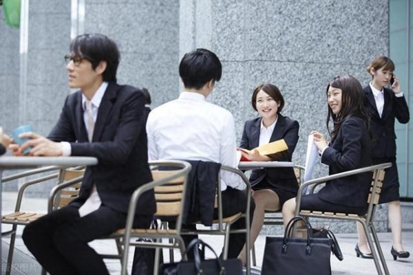 正规配资公司 突破阶层壁垒：普通人逆袭的五个关键步骤